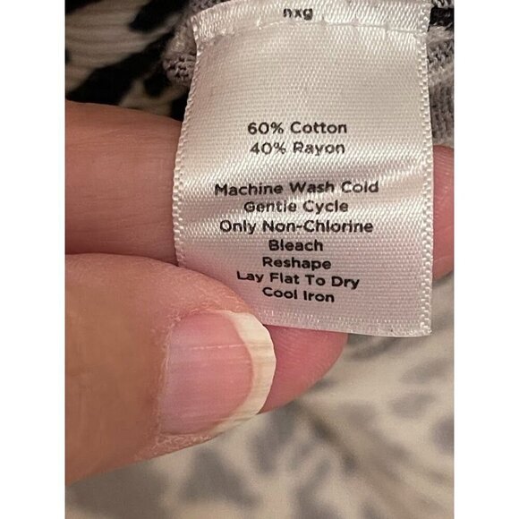 Talbots Black & White Animal Print Cardigan Size M 60% Cotton 40% Rayon 3/4 Slee - Picture 2 of 5